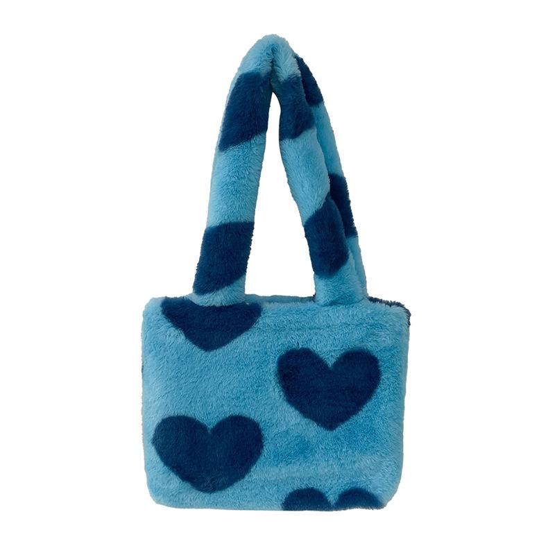 Fluffig plyschväska med hjärtan – 24 × 30 cm