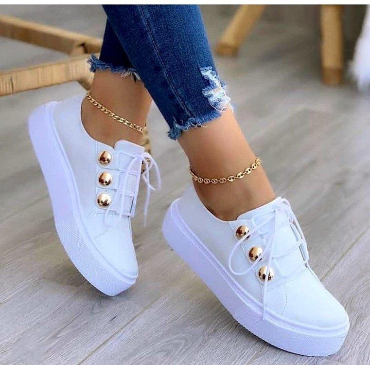 Platta sneakers med nitar och snörning för dam