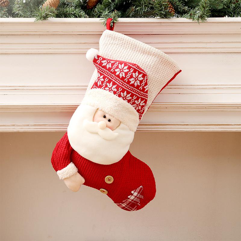Stickad julstrumpa i rött och vitt – stor strumpa för godis och julklappar