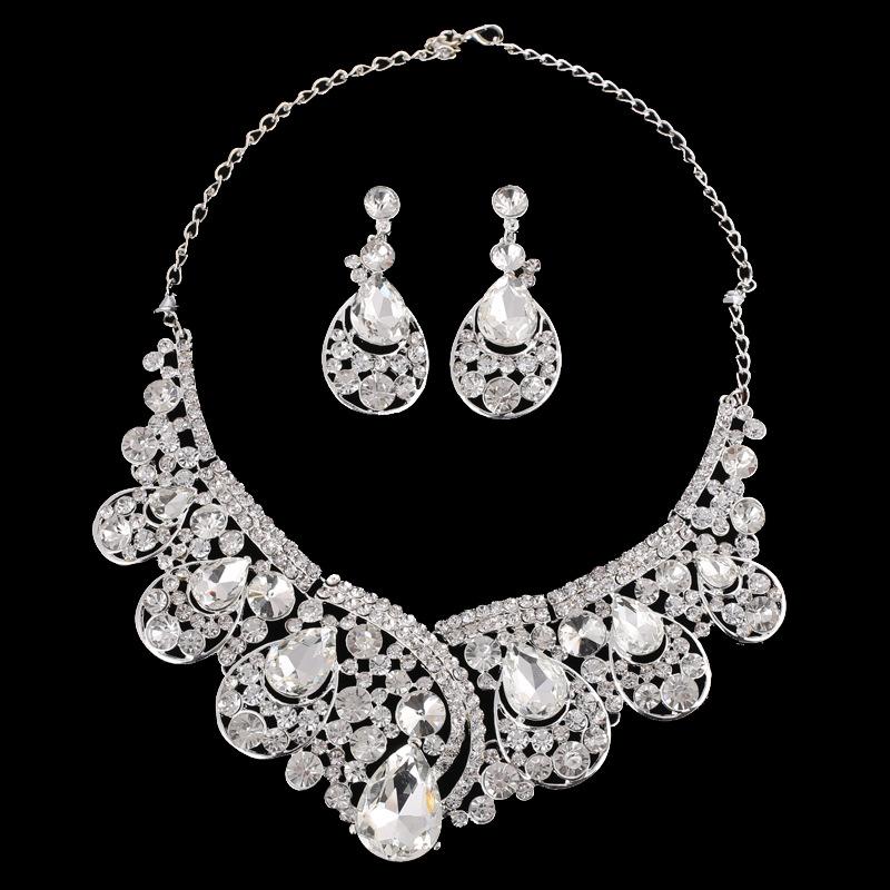 Stort brudhalsband med strass och örhängen – vitt
