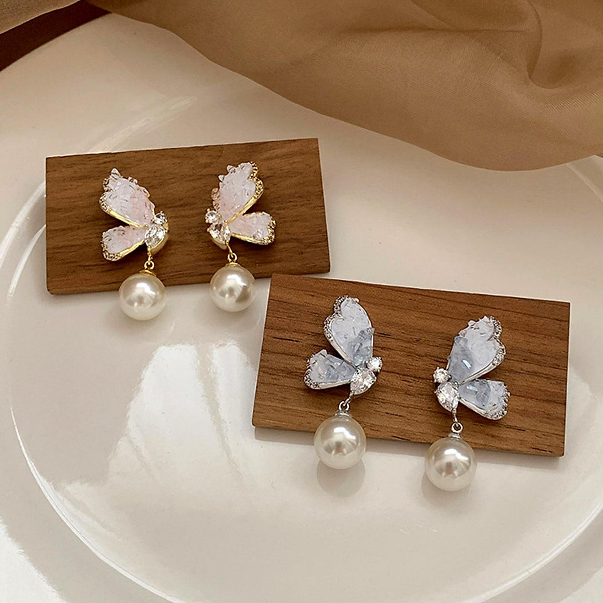Örhängen med fjäril, pärla och strass – rosa eller blå