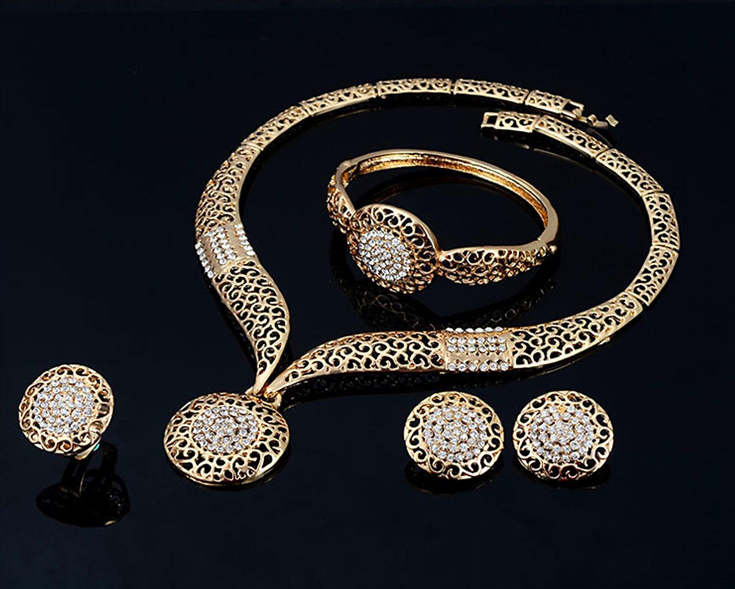 Smyckesset i fyra delar – halsband, örhängen, ring och armband