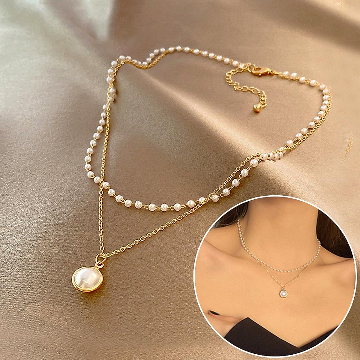 Halsband i två lager med pärlor och pärlhänge