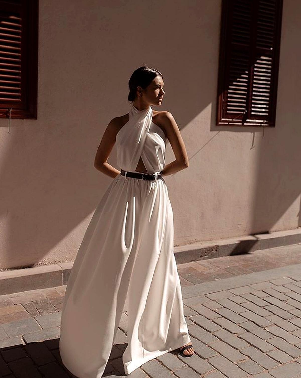 Vit jumpsuit med halterneck, öppen rygg och vida ben – dam