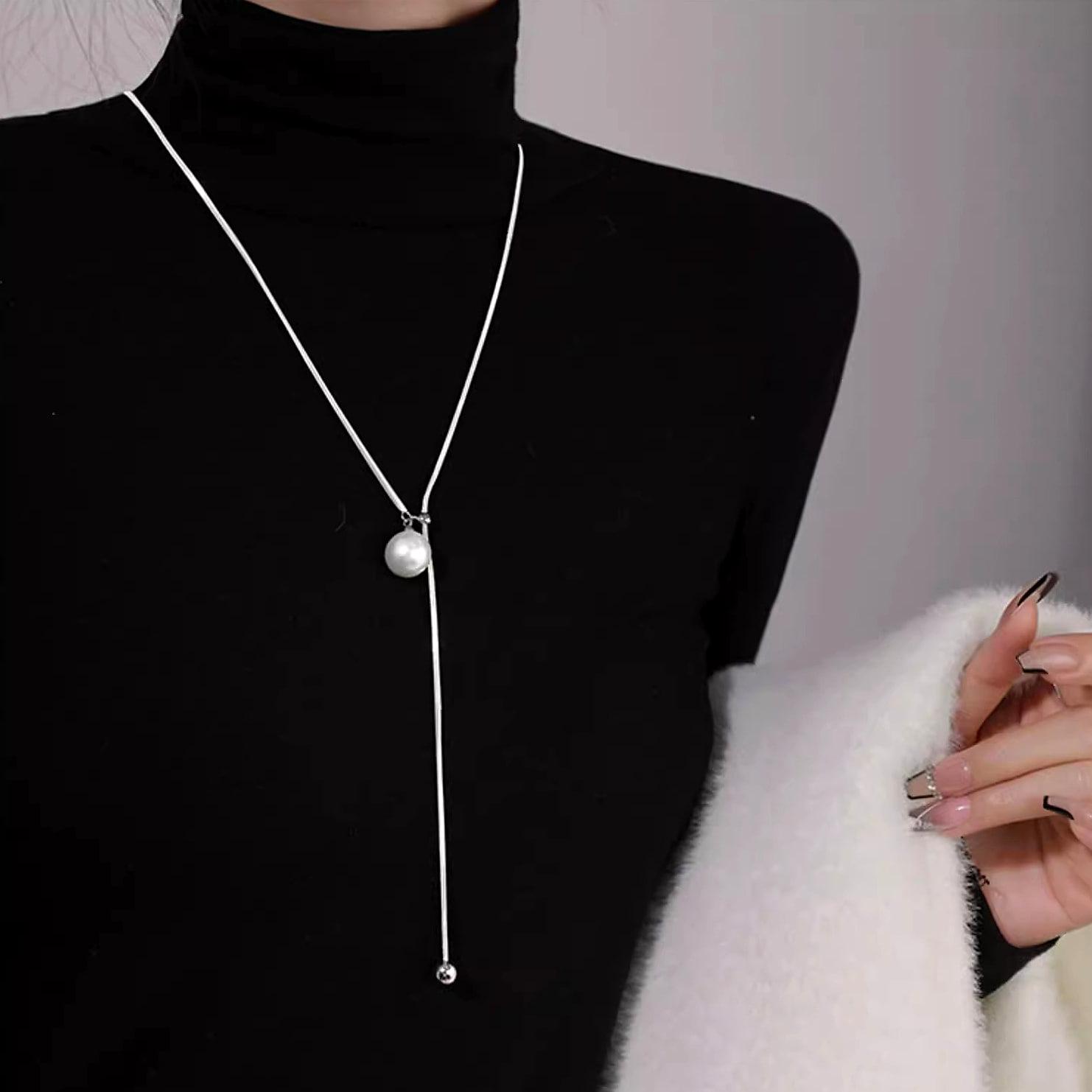 Långt halsband med ring och kula – silverfärgat
