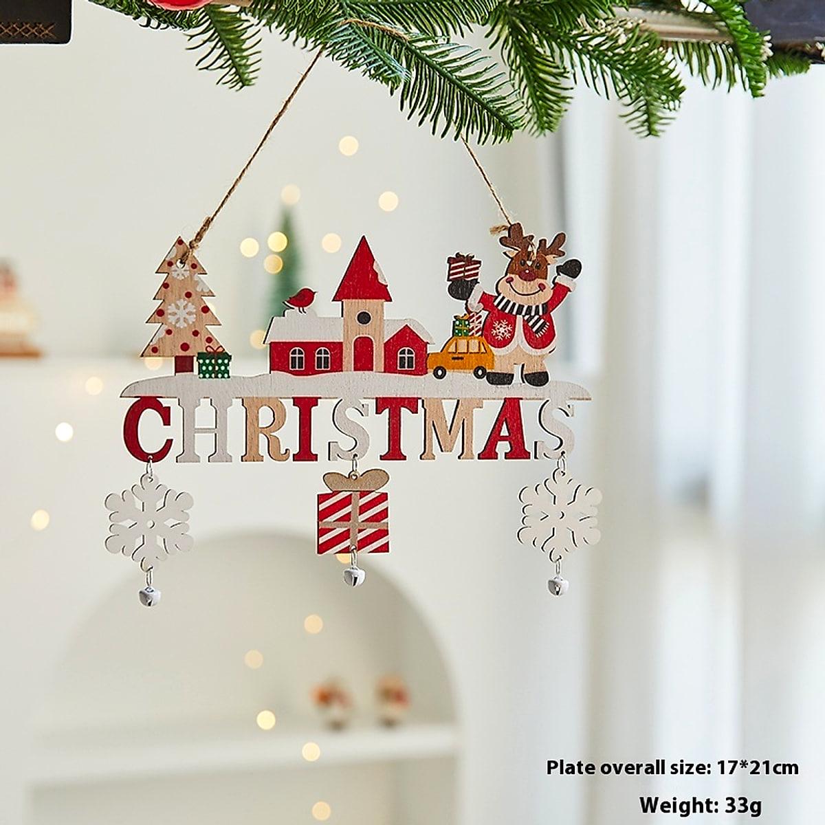Julskylt i trä att hänga – med tomte, ren eller snöflingor