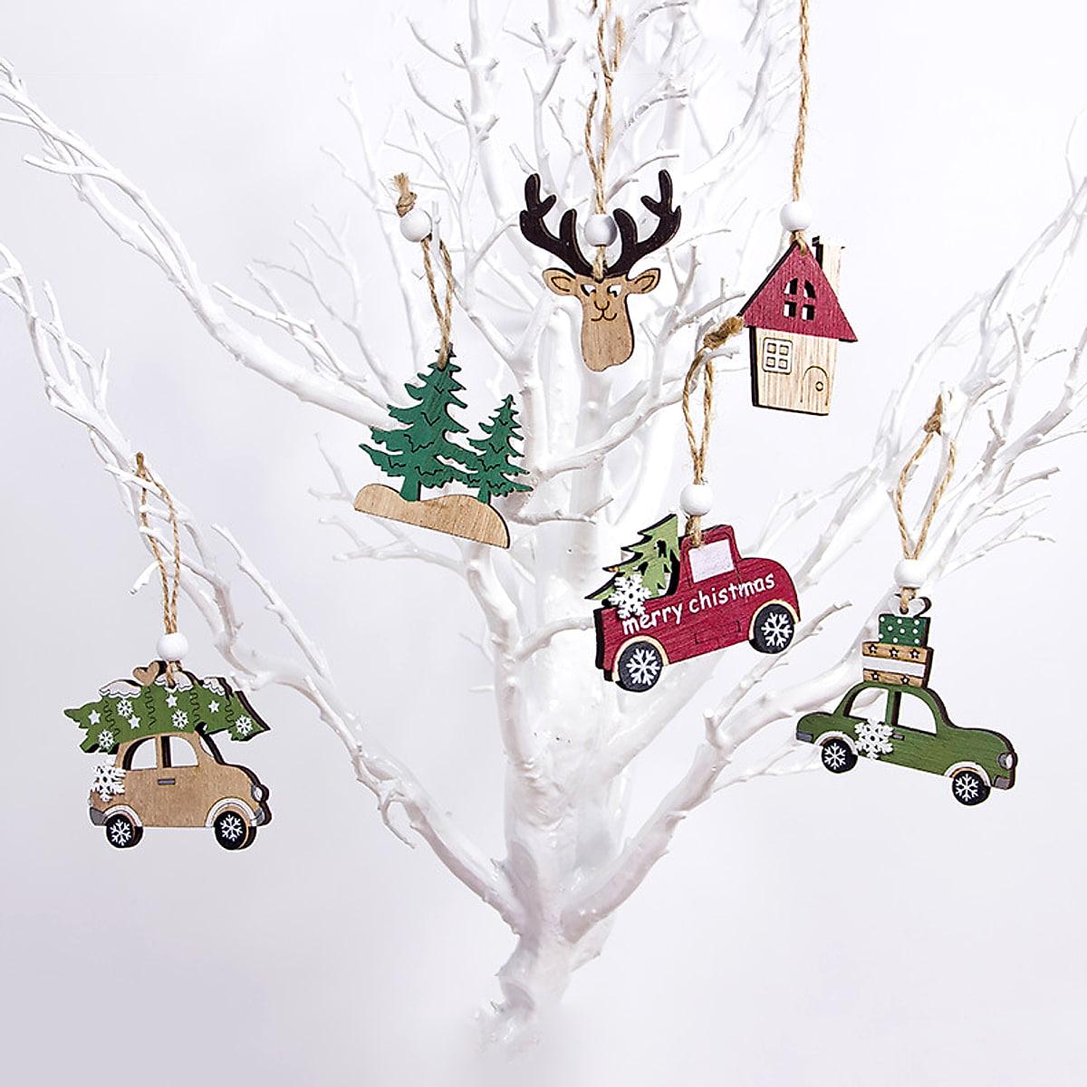 Julgransprydnad i trä – röd bil med julgran