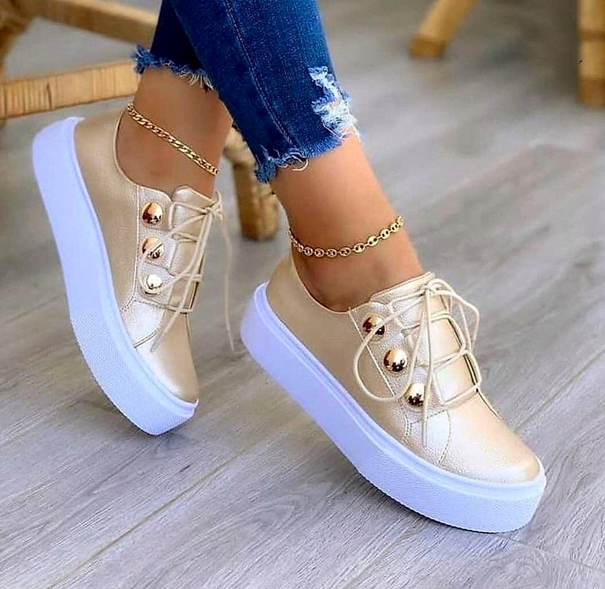 Platta sneakers med nitar och snörning för dam