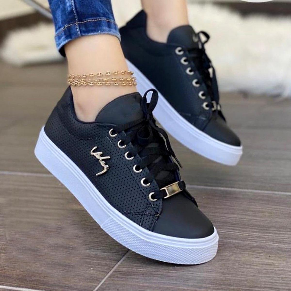 Platta sneakers med lackad yta och snörning – dam
