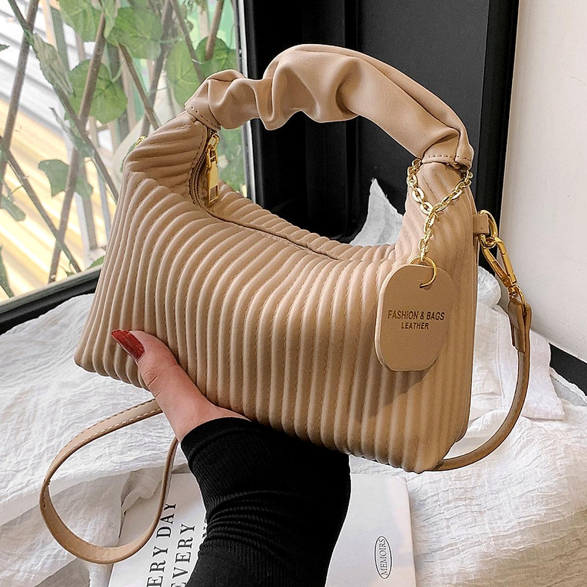 Veckad axelväska i PU – crossbody 21 × 16 cm