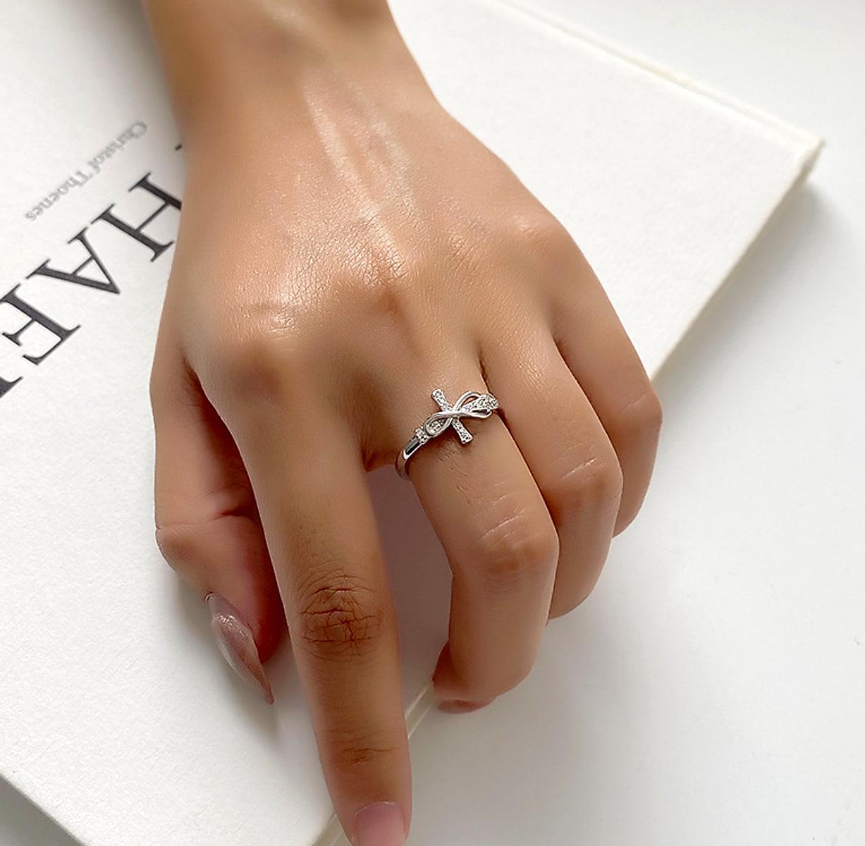 Justerbar ring i koppar med litet kors – silverfärgad