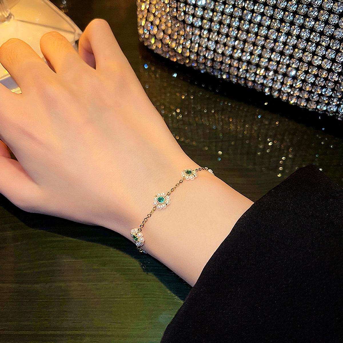 Justerbart armband med blommor av konstgjorda pärlor