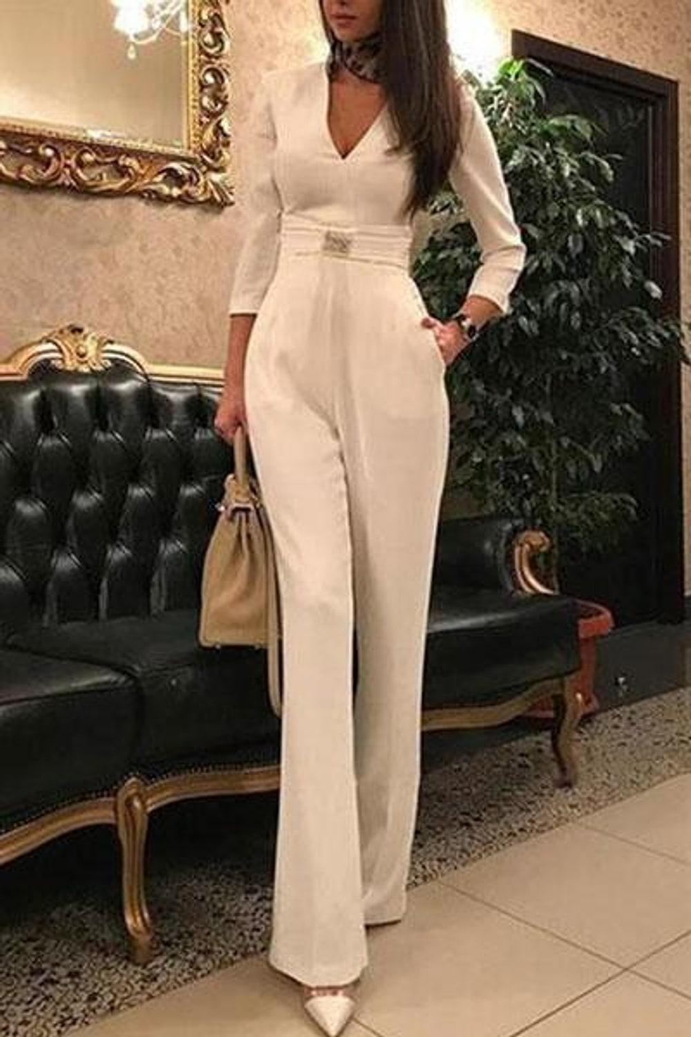 Vit jumpsuit med djup v-ringning och slitsade ärmar