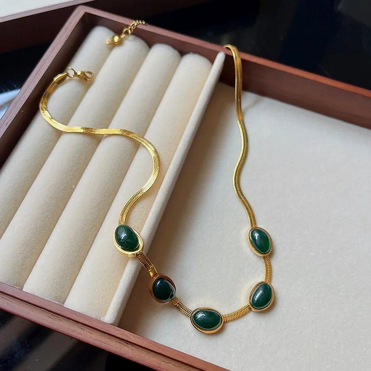 Halsband eller armband med gröna stenar och ormkedja