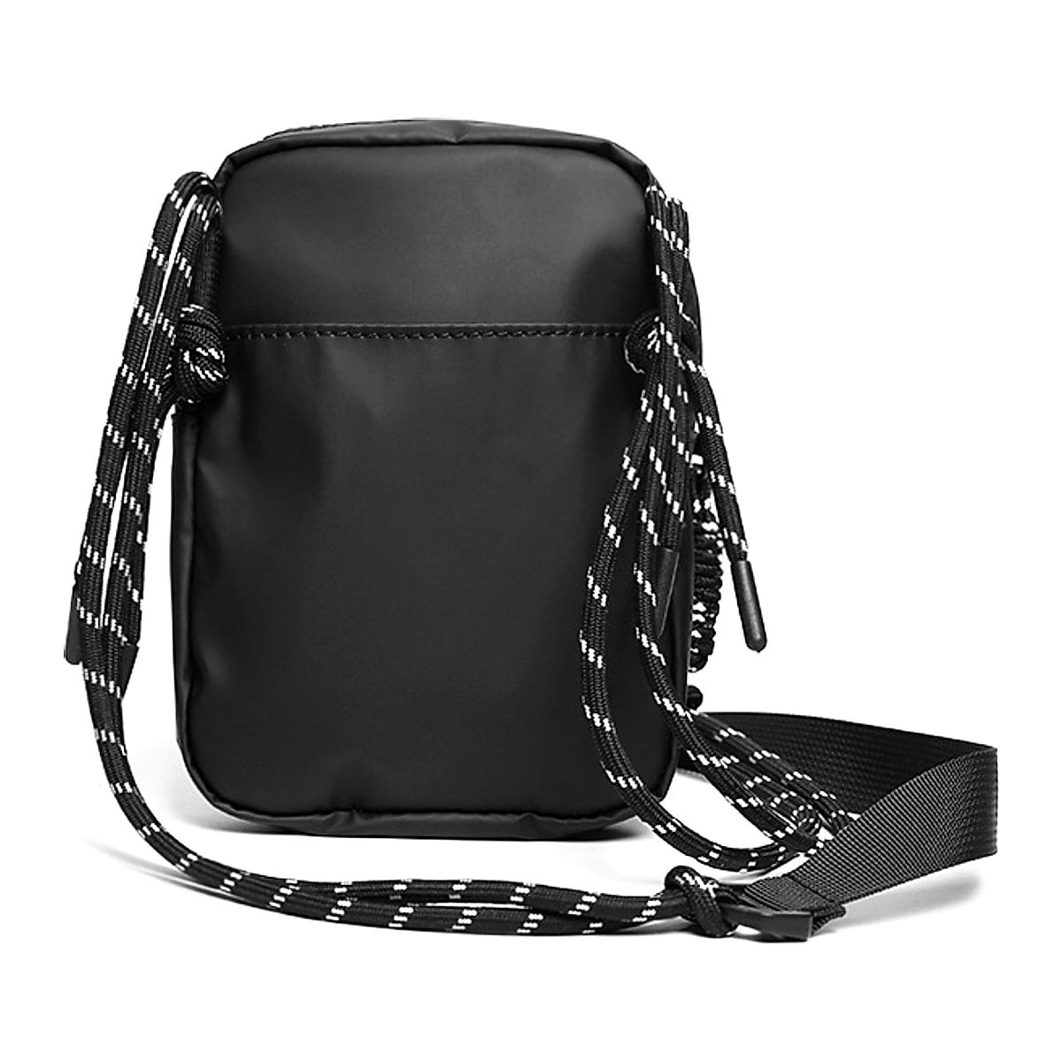 Liten crossbodyväska i nylon – 13 × 18 cm, svart