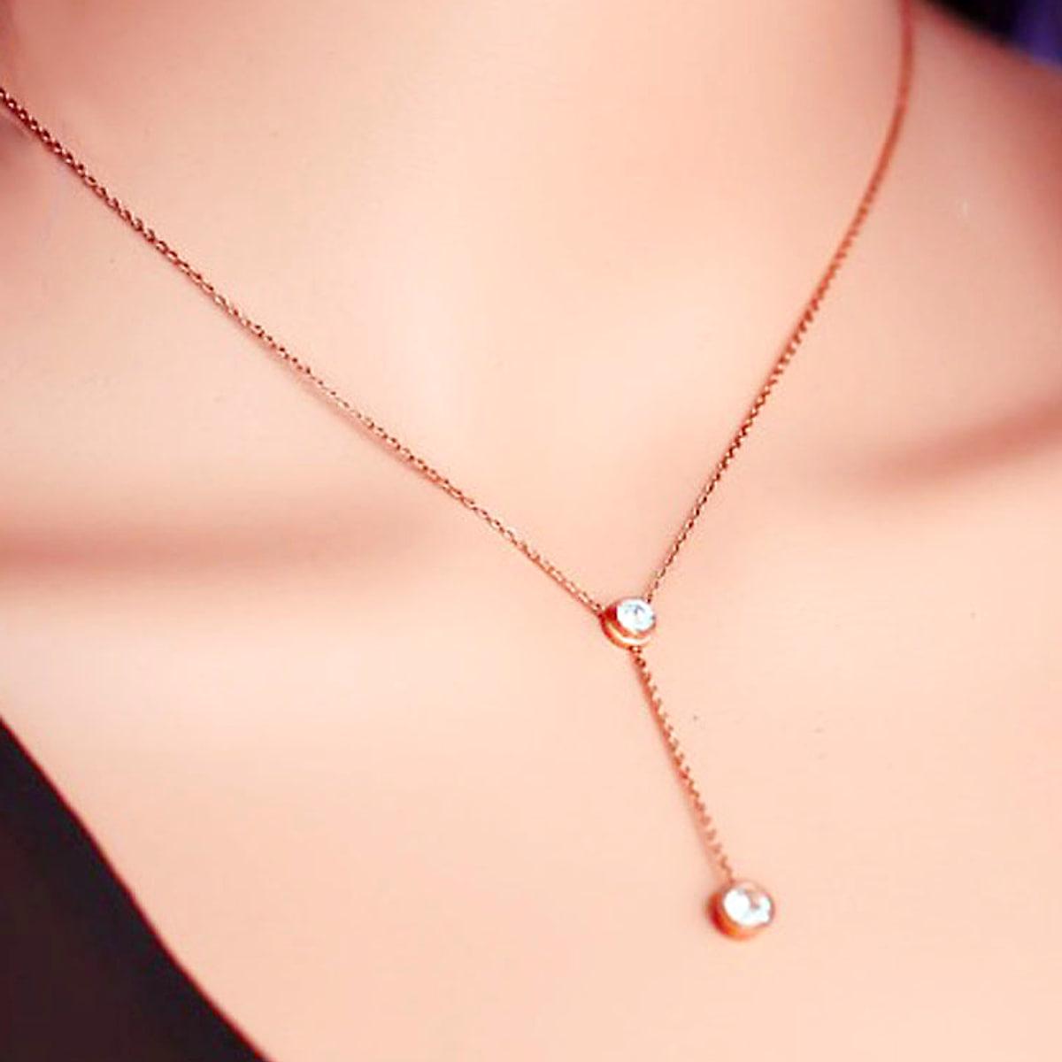 Halsband med en glittrande sten – titanstål