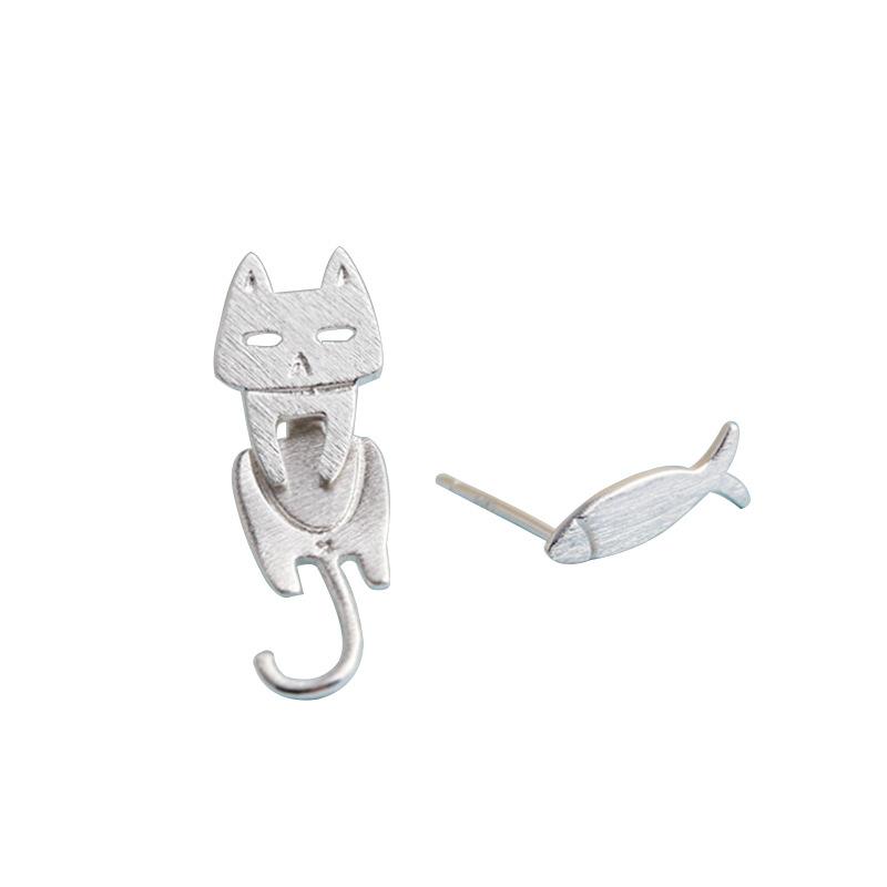 Asymmetriska örhängen med katt och fisk – 925 silver