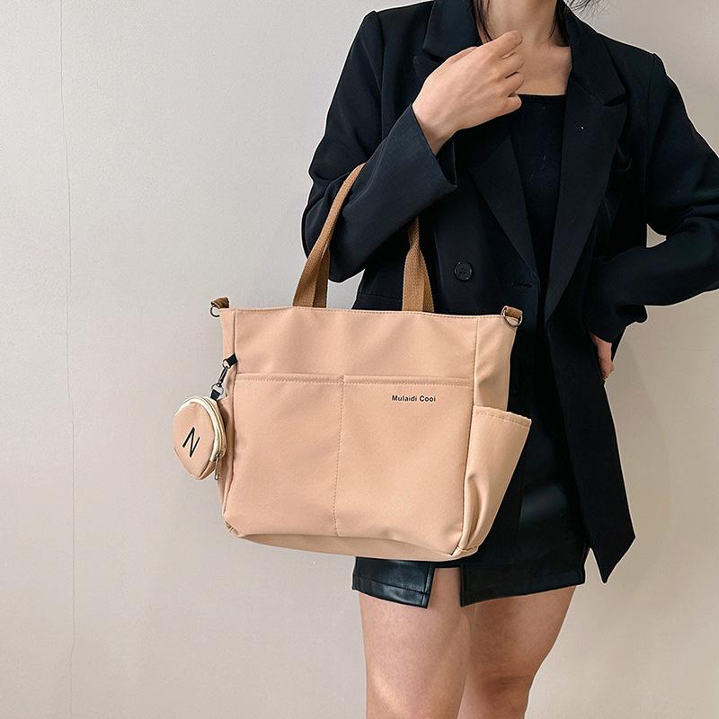 Axelväska och crossbody i canvas – med vattentålig dragkedja