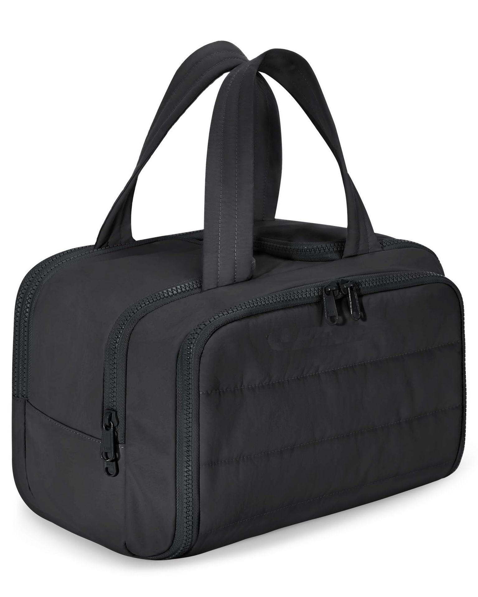 Fluffig necessär med bred öppning – cirka 30 × 18,5 × 21 cm