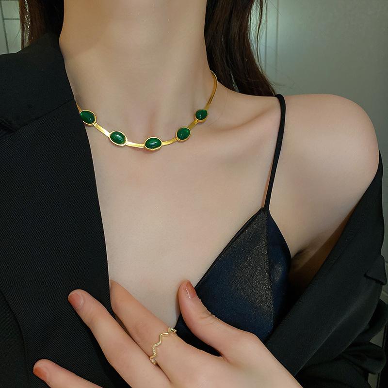 Halsband eller armband med gröna stenar och ormkedja