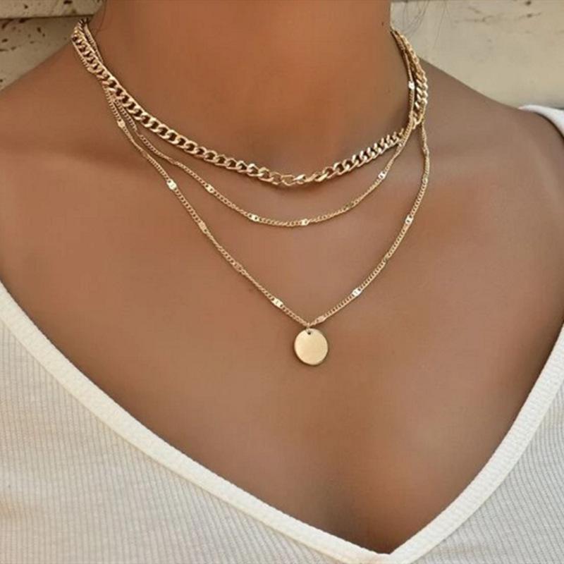Halsband i flera lager med rund bricka – guld eller silver