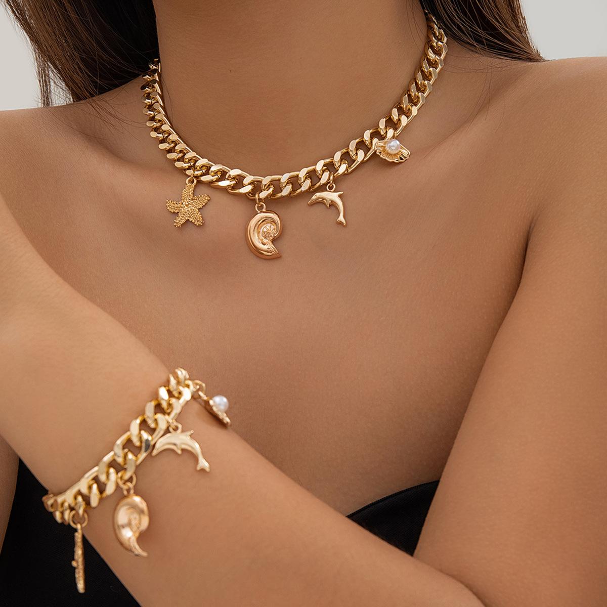Halsband och armband med snäcka, delfin och sjöstjärna