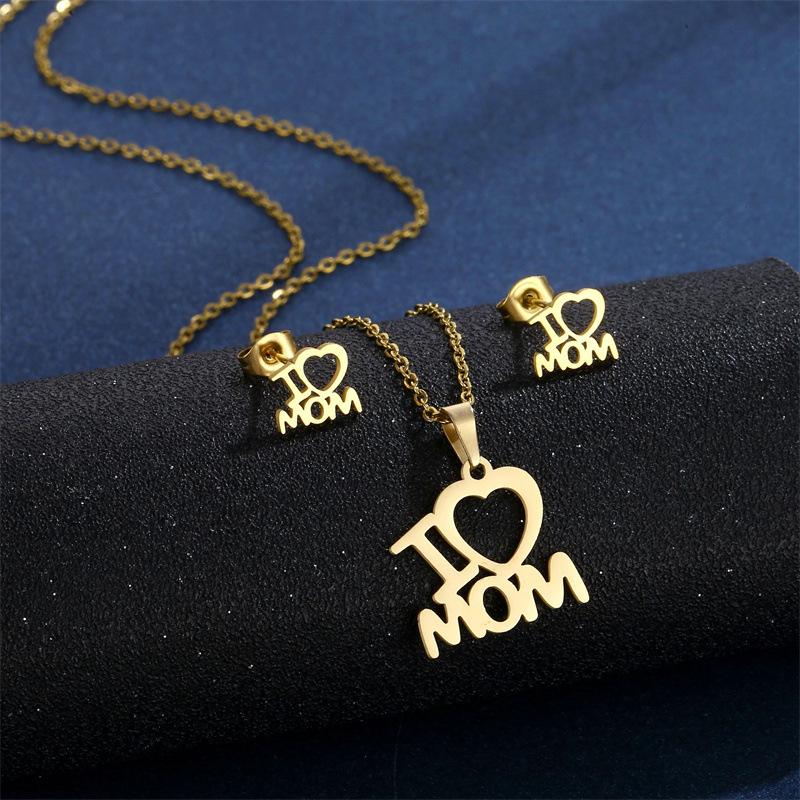 Halsband och örhängen med texten I love Mom – guldfärgade