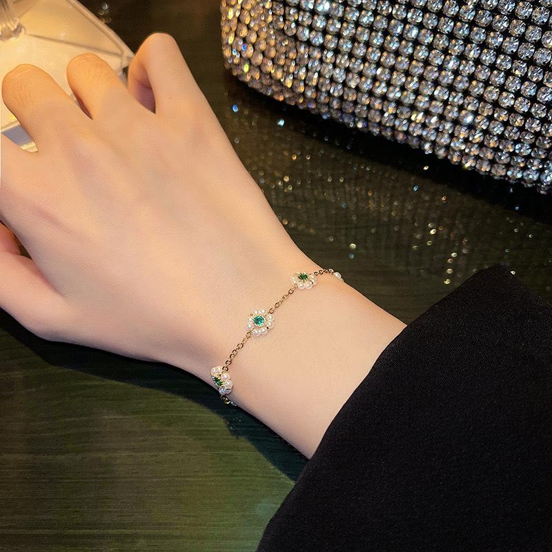 Justerbart armband med blommor av konstgjorda pärlor