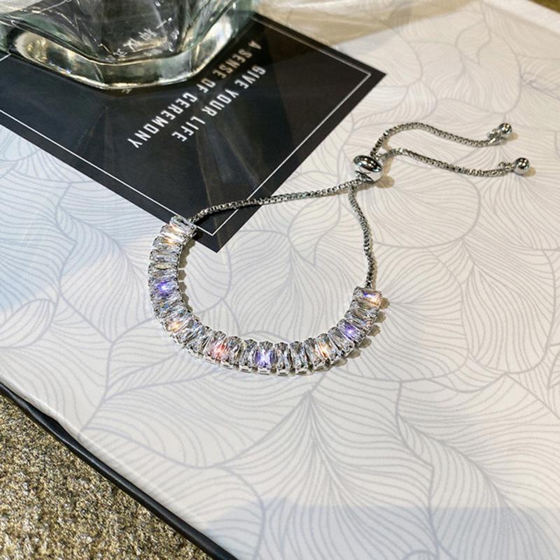 Justerbart armband med fyrkantiga strass – tre färger
