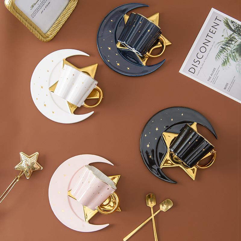 Kaffekoppar i porslin med fat formade som stjärna och måne – 4 st