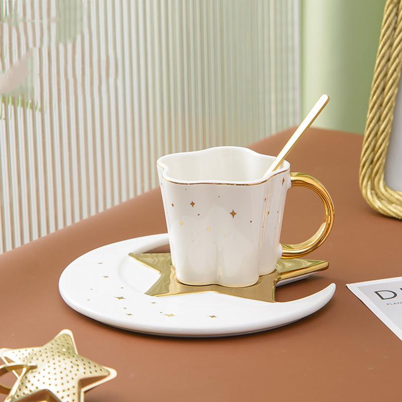 Kaffekoppar i porslin med fat formade som stjärna och måne – 4 st