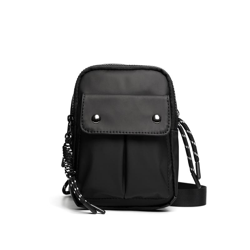 Liten crossbodyväska i nylon – 13 × 18 cm, svart