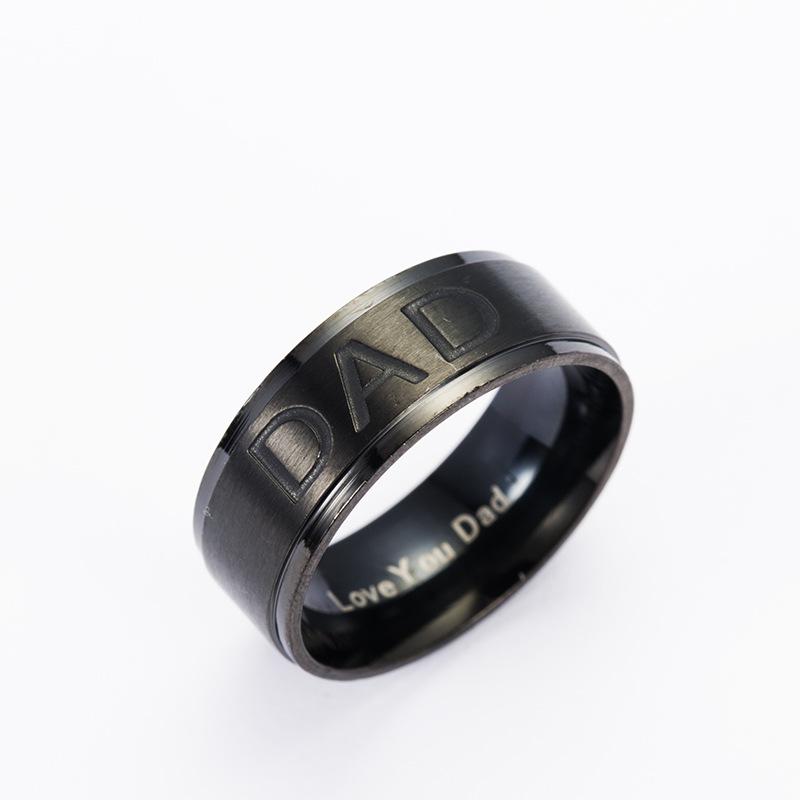 Ring i titanstål med texten Dad – storlek 6–12