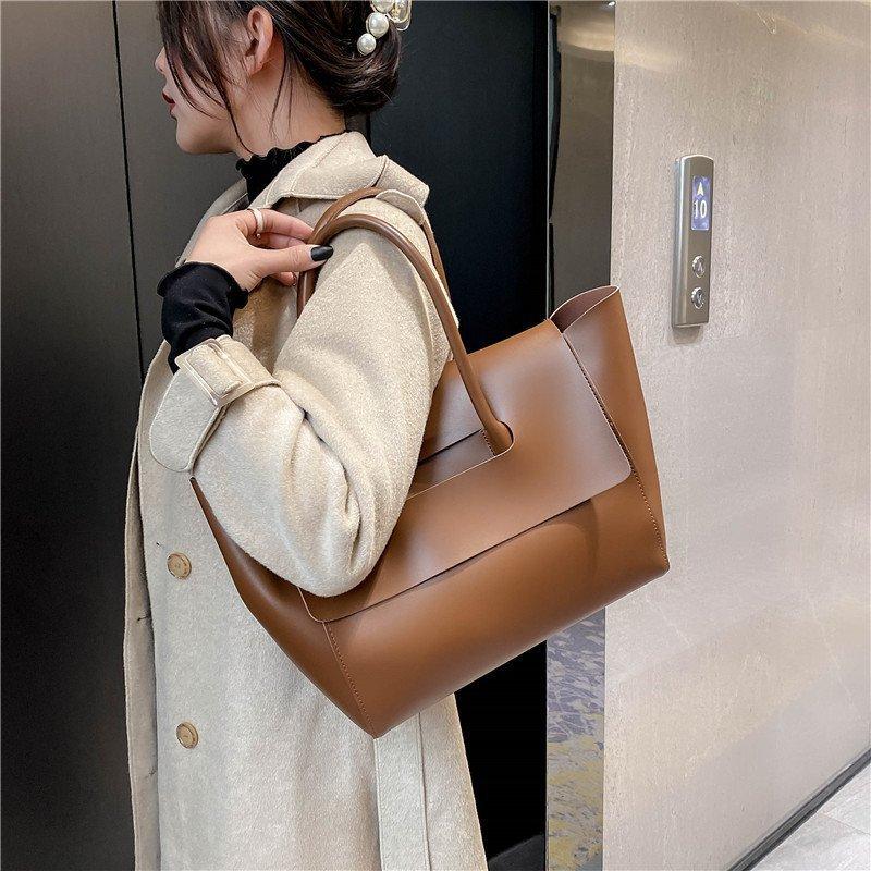 Rymlig tote i retrostil – läderlook