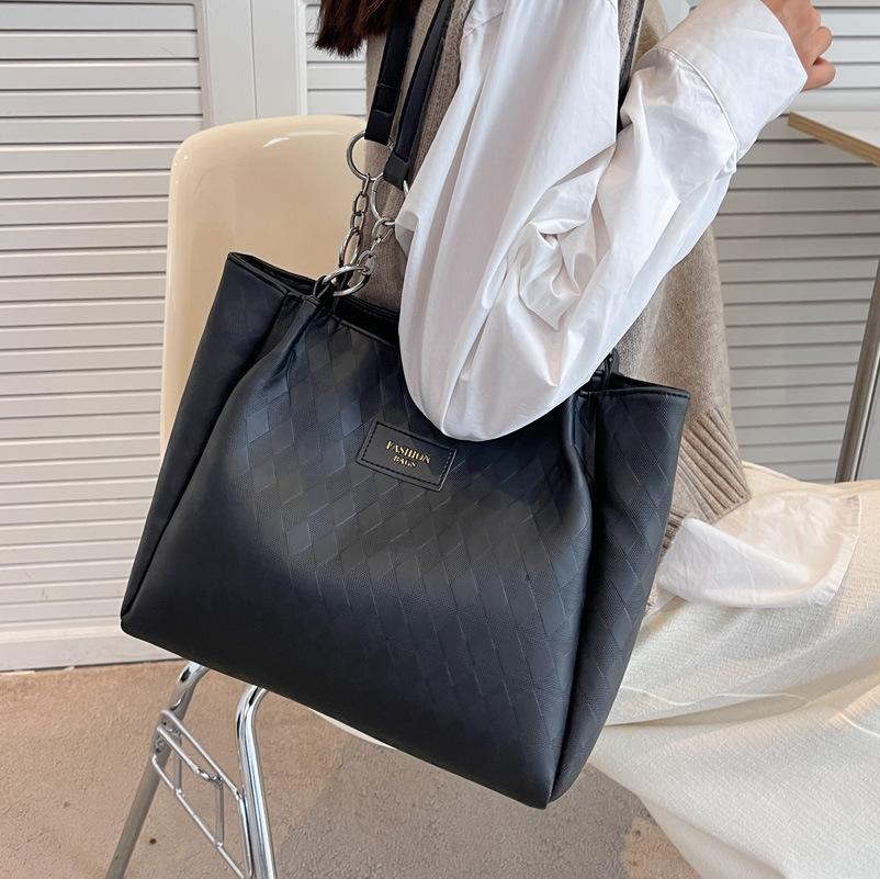 Tote med rombmönster och kedja – 30 × 25 × 13 cm