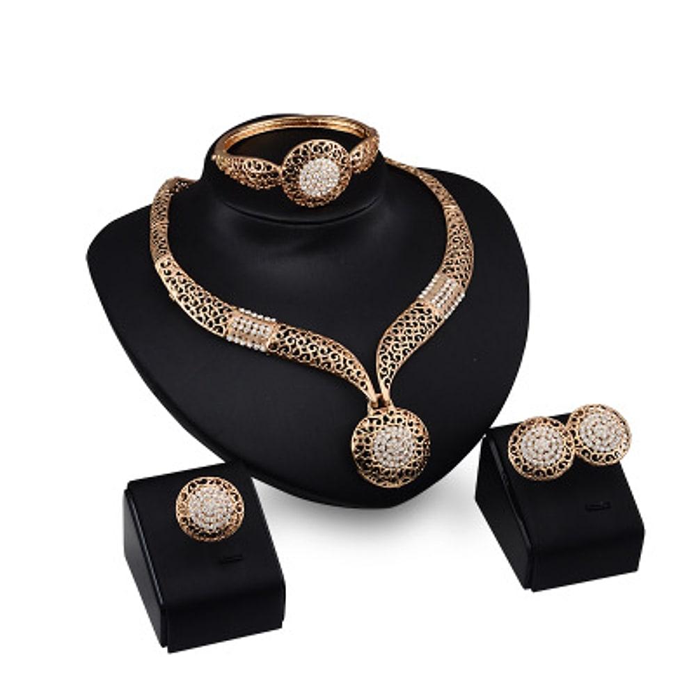 Smyckesset i fyra delar – halsband, örhängen, ring och armband