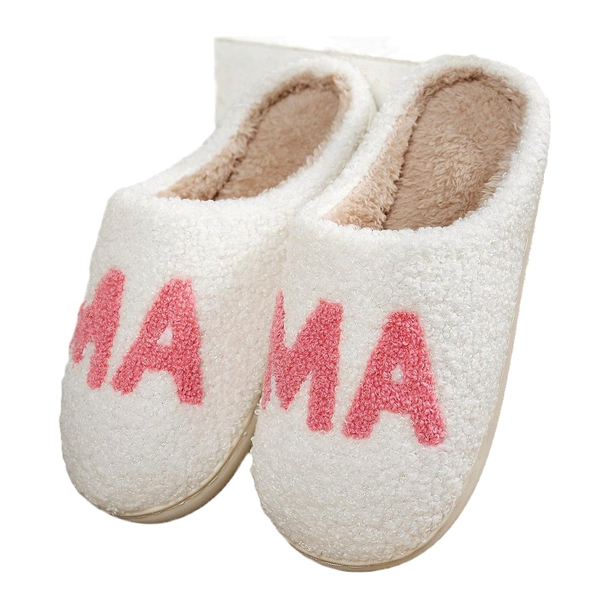 Vita plyschtofflor med texten Mama – halkfri sula