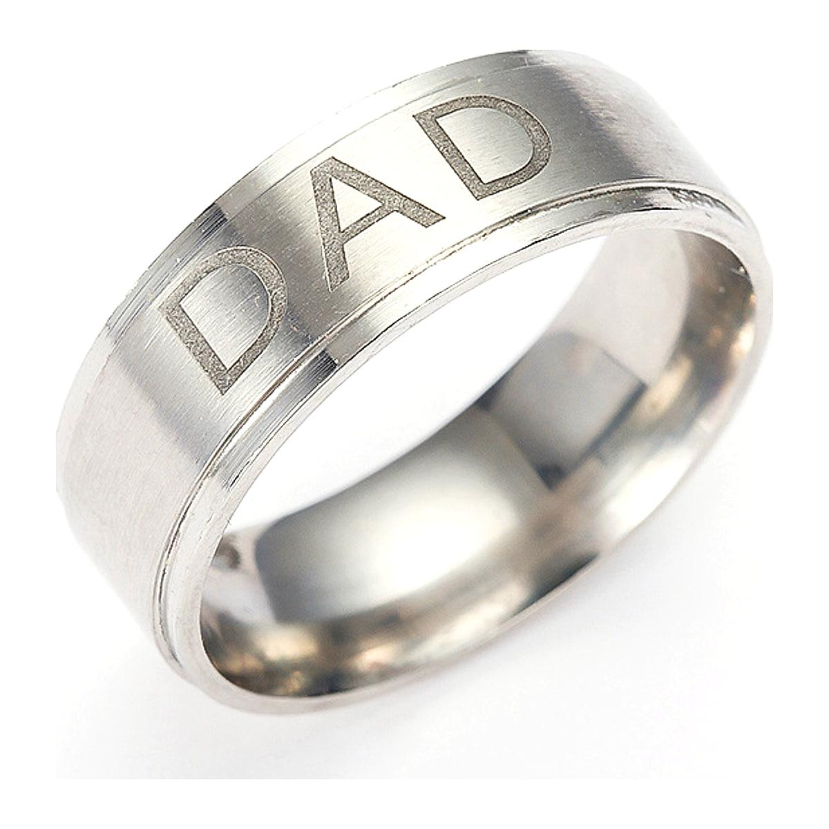 Ring i titanstål med texten Dad – storlek 6–12