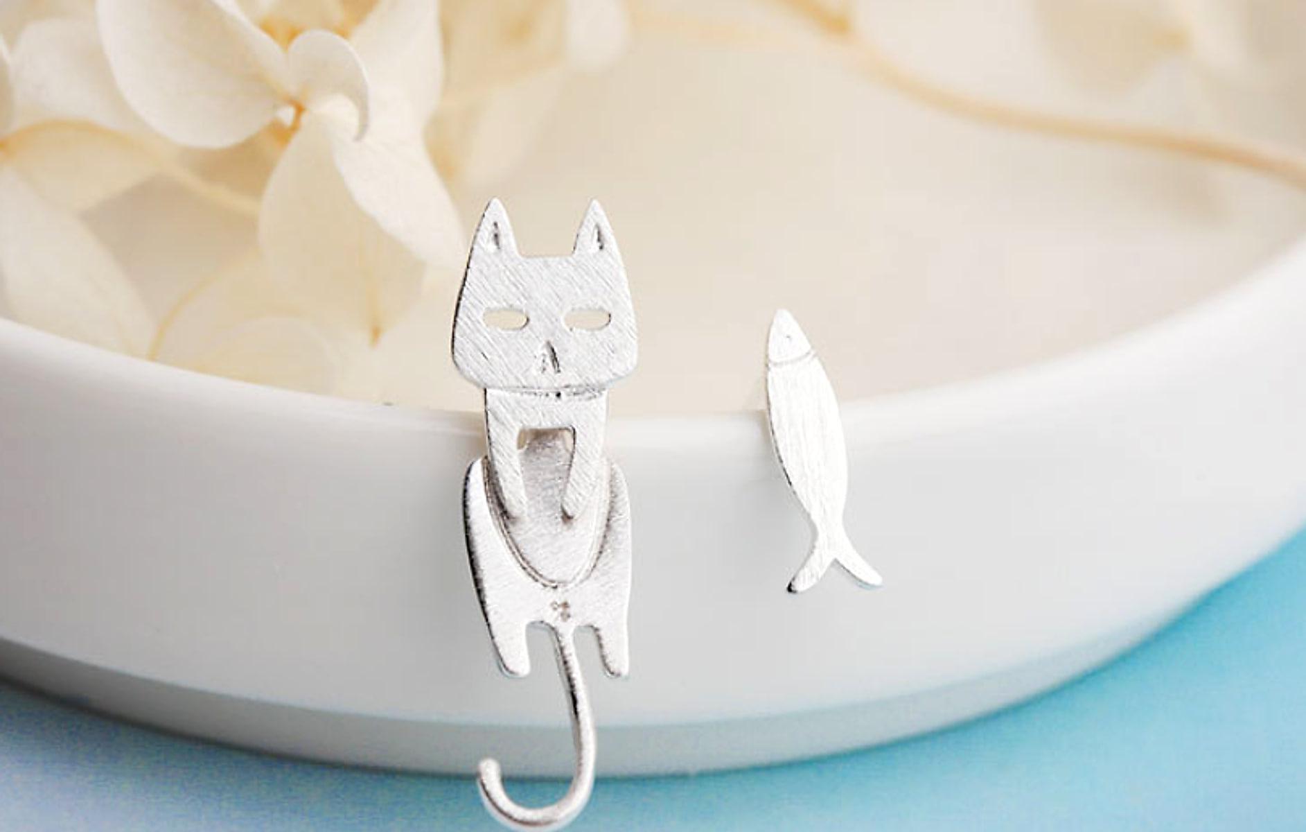 Asymmetriska örhängen med katt och fisk – 925 silver