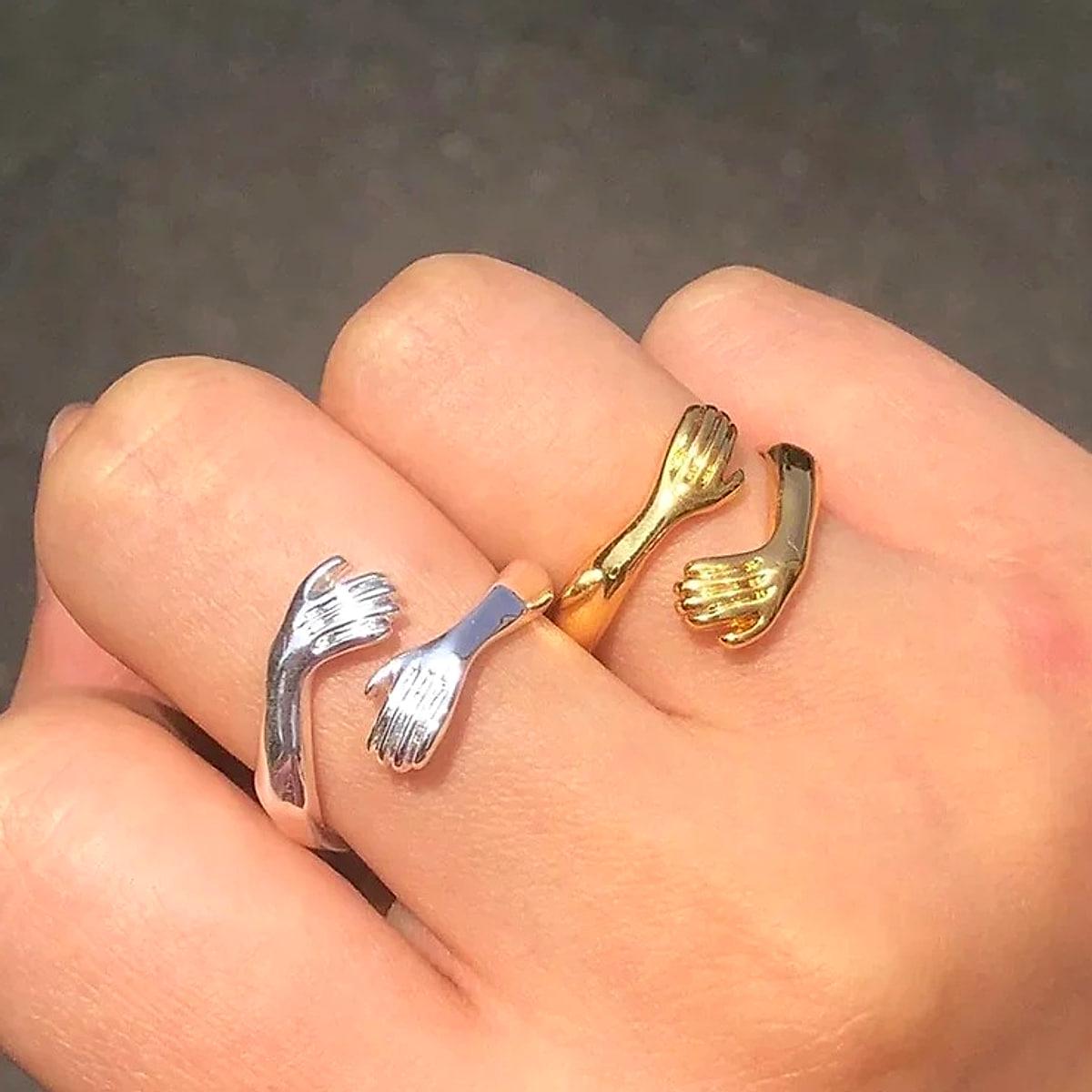 Justerbar ring med två händer som kramas – guld, silver eller roséguld