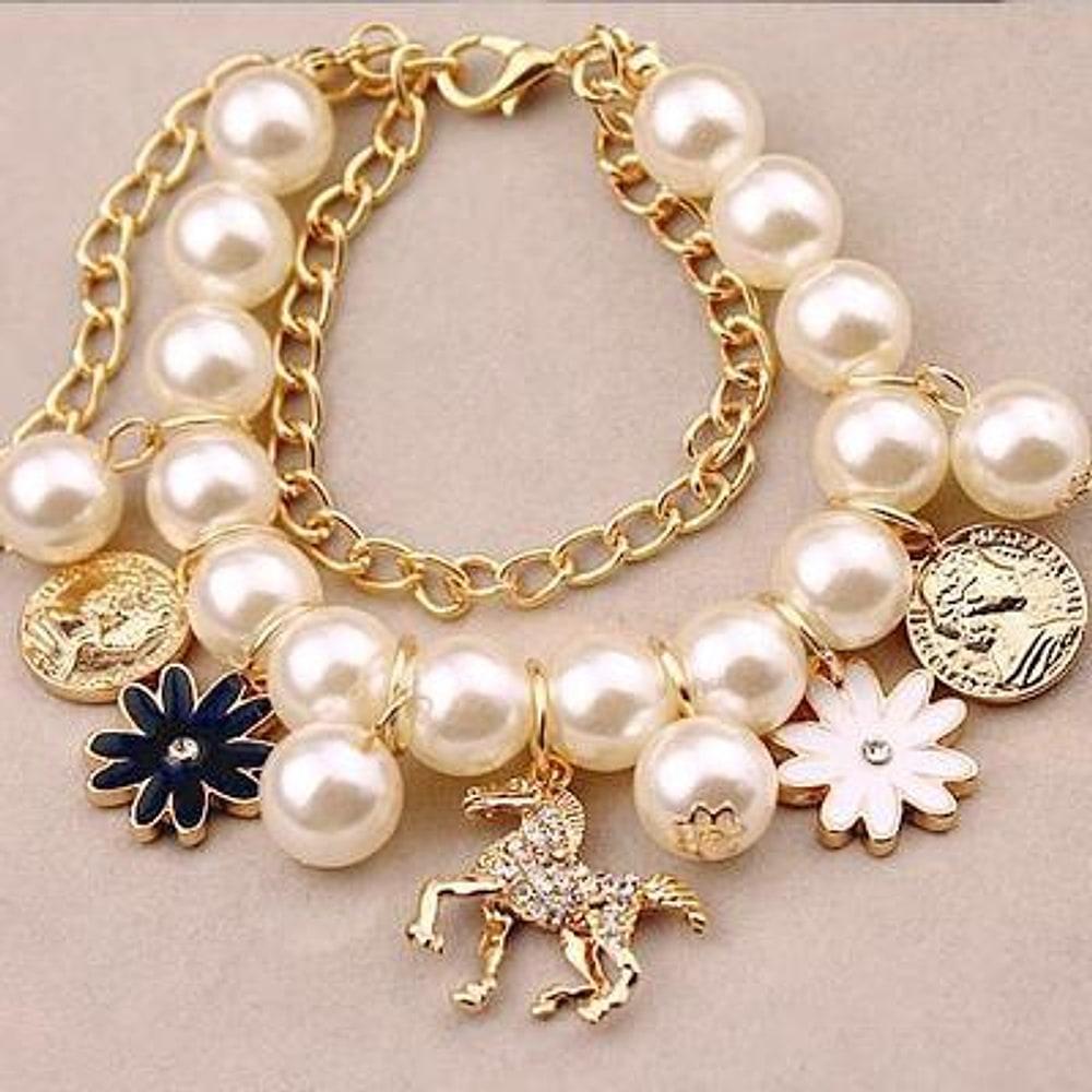 Armband med pärlor och blommor – vitt