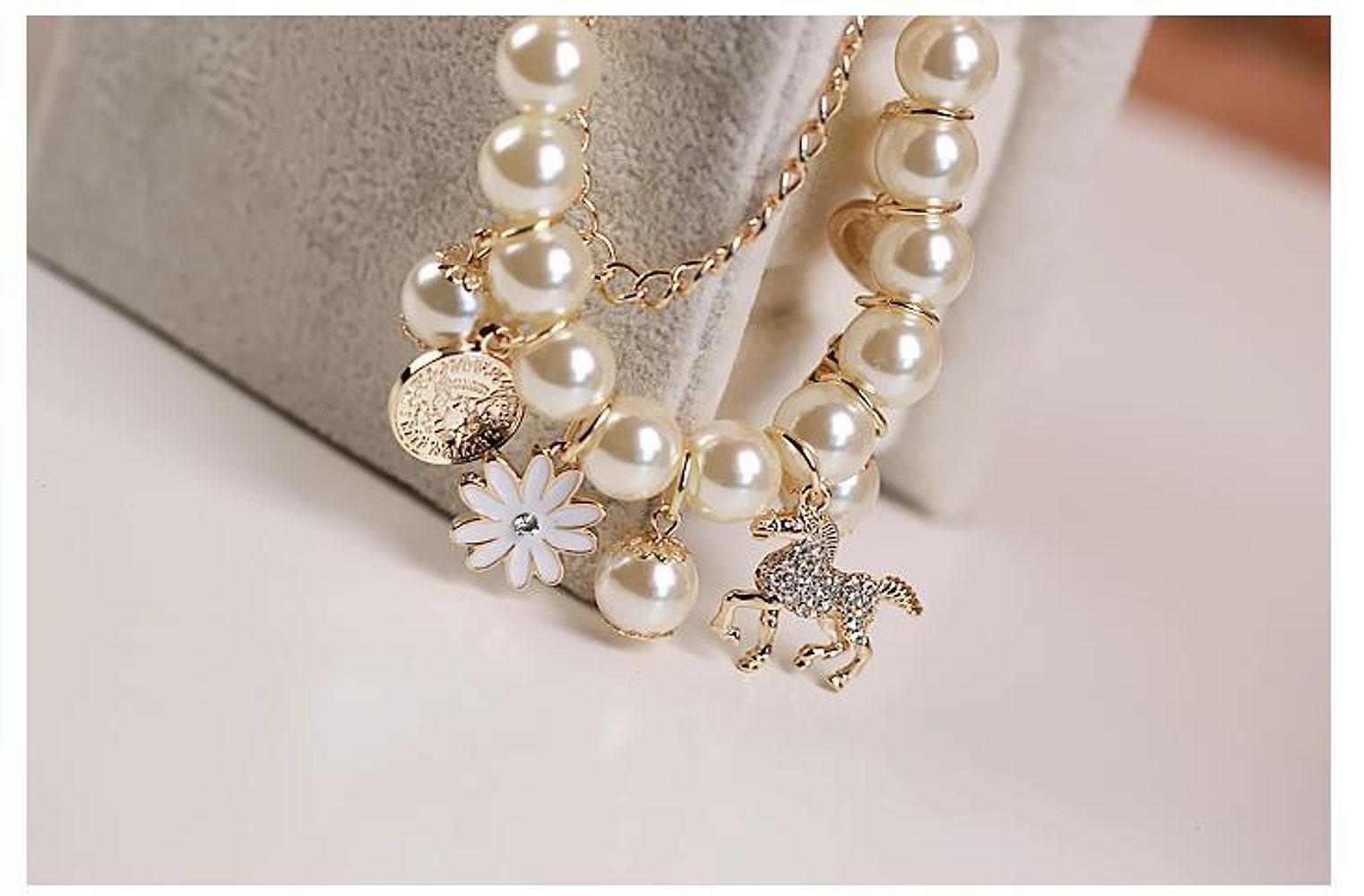 Armband med pärlor och blommor – vitt